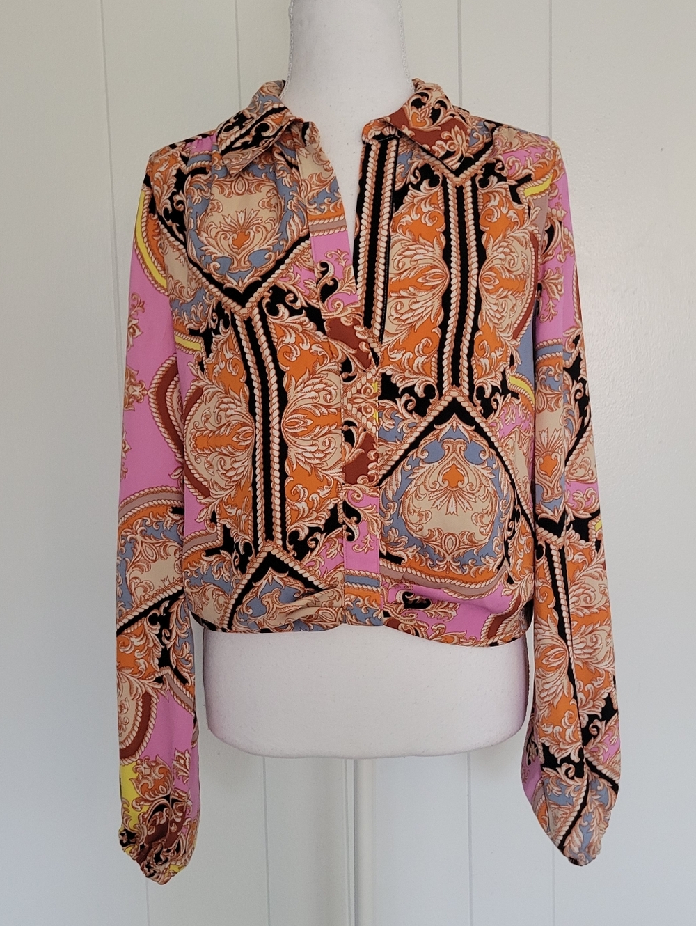 Intempo Twist Front Cropped Blouse Long Sleeve Collared Neckline Luxury Print MD